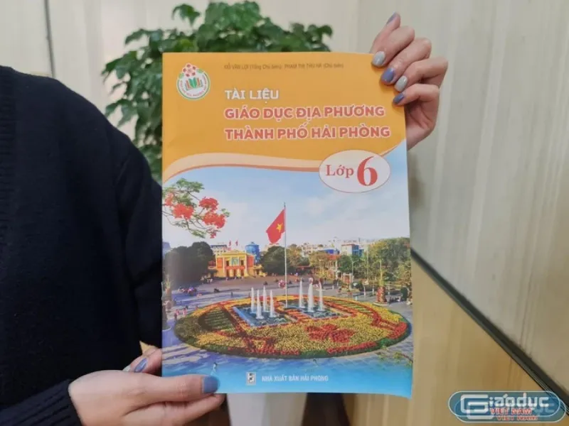 Sách giáo khoa Lịch sử, Địa lý và Giáo dục Công dân xếp cạnh nhau minh họa tổ hợp môn